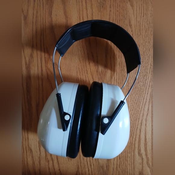 3M Peltors Bull's Eye Noise Protecting Ear Muffs - Picture 1 of 3